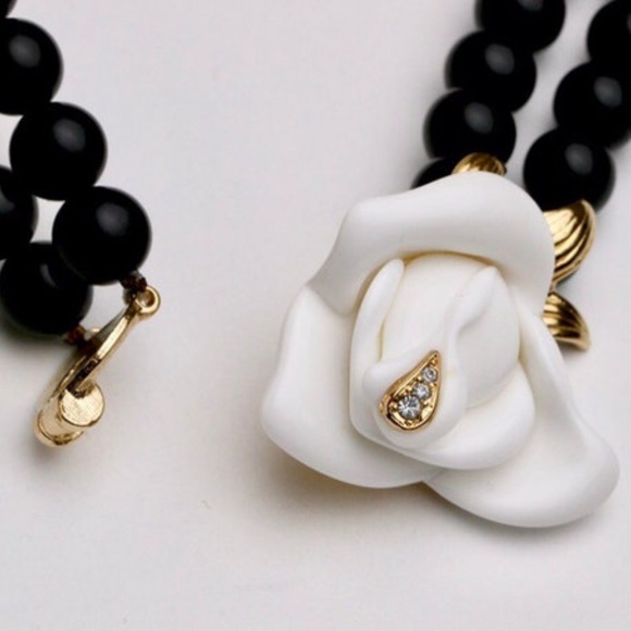 1980’ KJL for Avon resin white rose beaded necklace - Picture 5 of 6